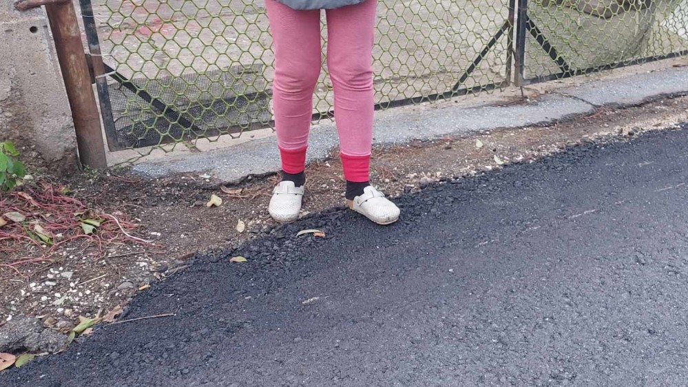 "Kad je pala prva kiša u dvorištu sam dobila jezero": Muke stanara ulice u Zaječaru koja je asfaltirana pred dolazak predsednika Vučića 3 "Kad je pala prva kiša u dvorištu sam dobila jezero": Muke stanara ulice u Zaječaru koja je asfaltirana pred dolazak predsednika Vučića 3