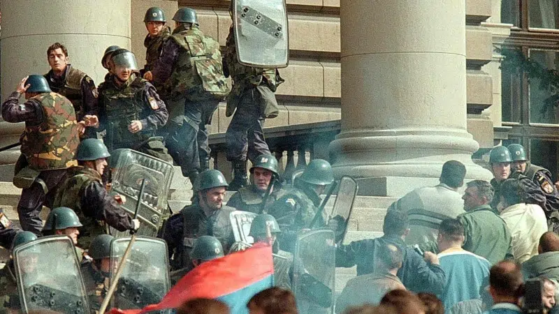 "Do svidanja" do sledećeg premlaćivanja: Demonstracije protiv Miloševića vs protesti protiv Vučića 1