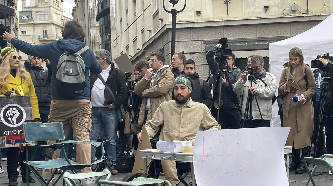 Mladi aktivisti izveli niz protestnih akcija u Beogradu: Najavljena blokada saobraćaja za petak u trajanju od 24 časa (VIDEO, FOTO) 6