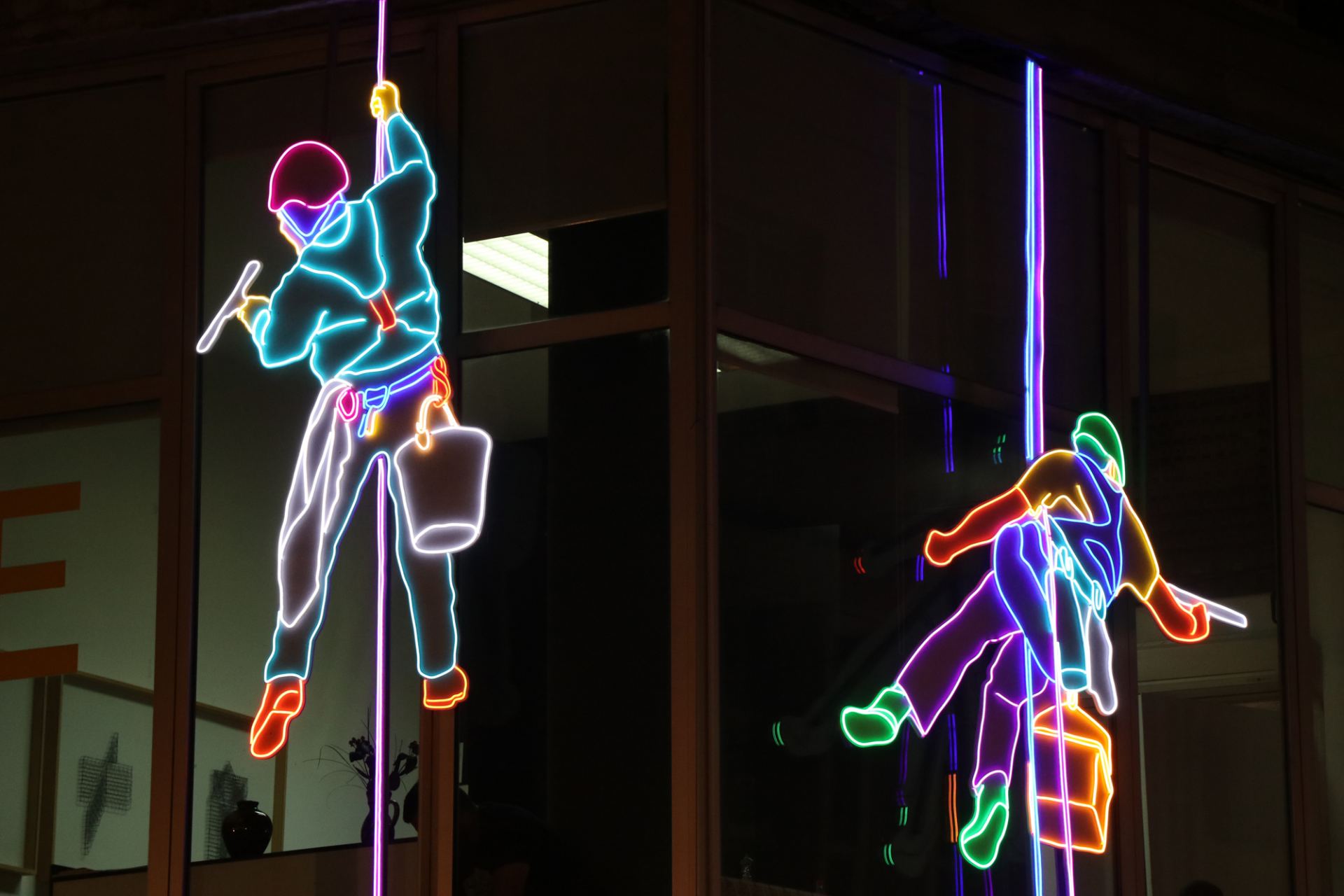 Od inženjerske misli do materijalizacije: Kako se gradi brod - monumentalni rad Nine Ivanović osvanuo na fasadi „Mašinca“ 3