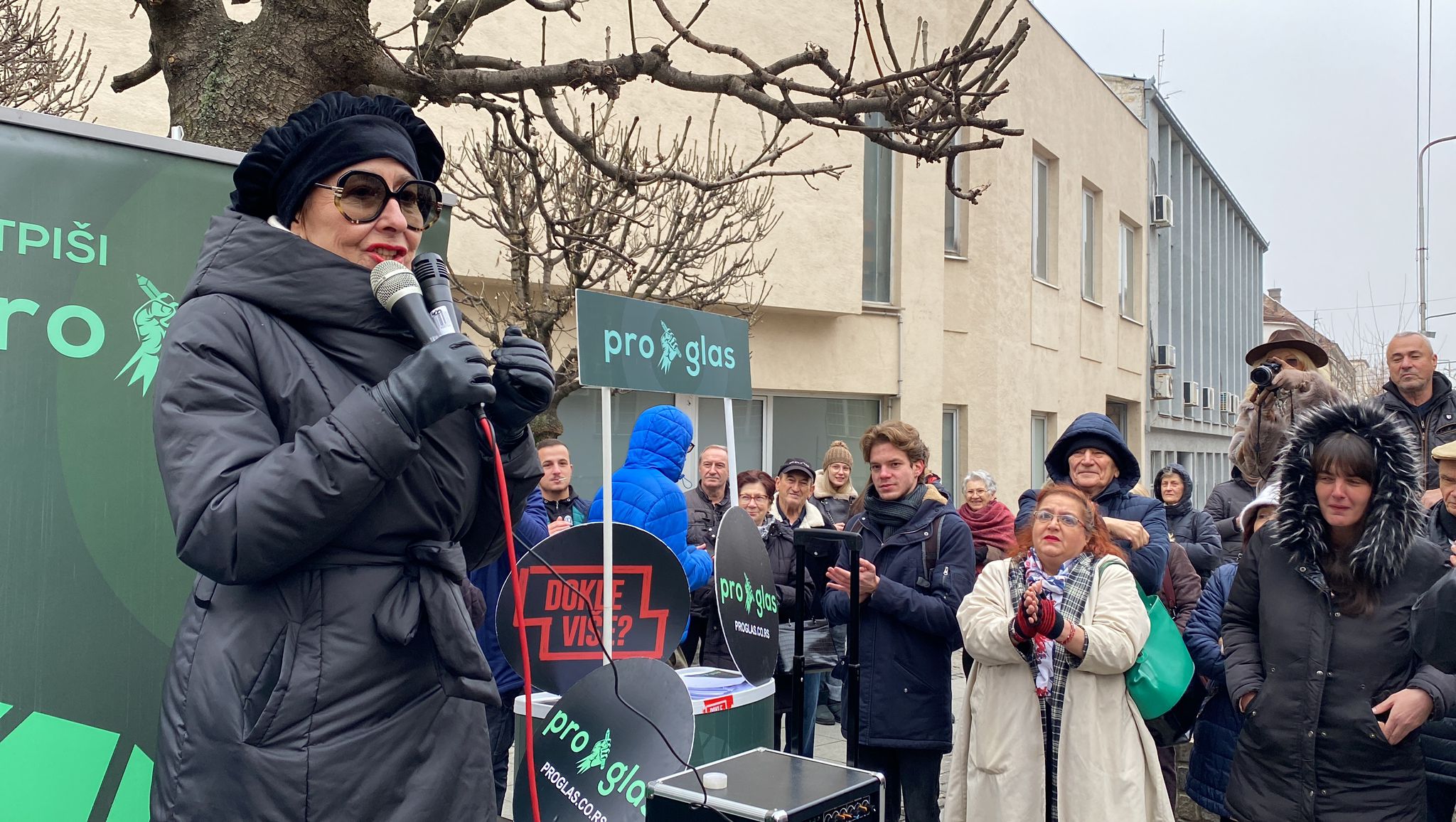 "Ova godina je bila odvratna, ali na njenom kraju mi ipak imamo poslednju reč": Tribina ProGlasa ispred pozorišta u Nišu 8