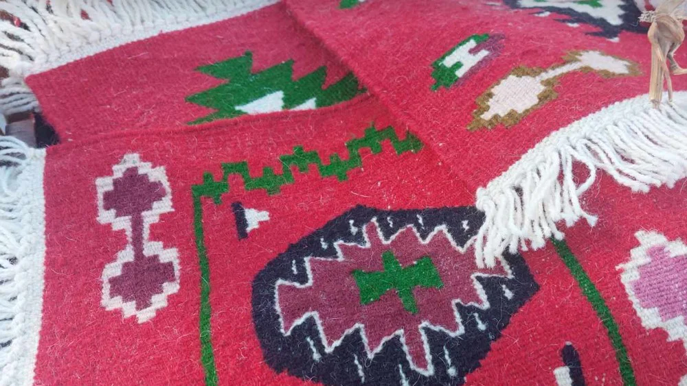 U izradu pirotskog ćilima urezuješ dušu, osećanja i ljubav: Dragan Panić bavi se preradom vune i izradom pravog pirotskog ćilima 3