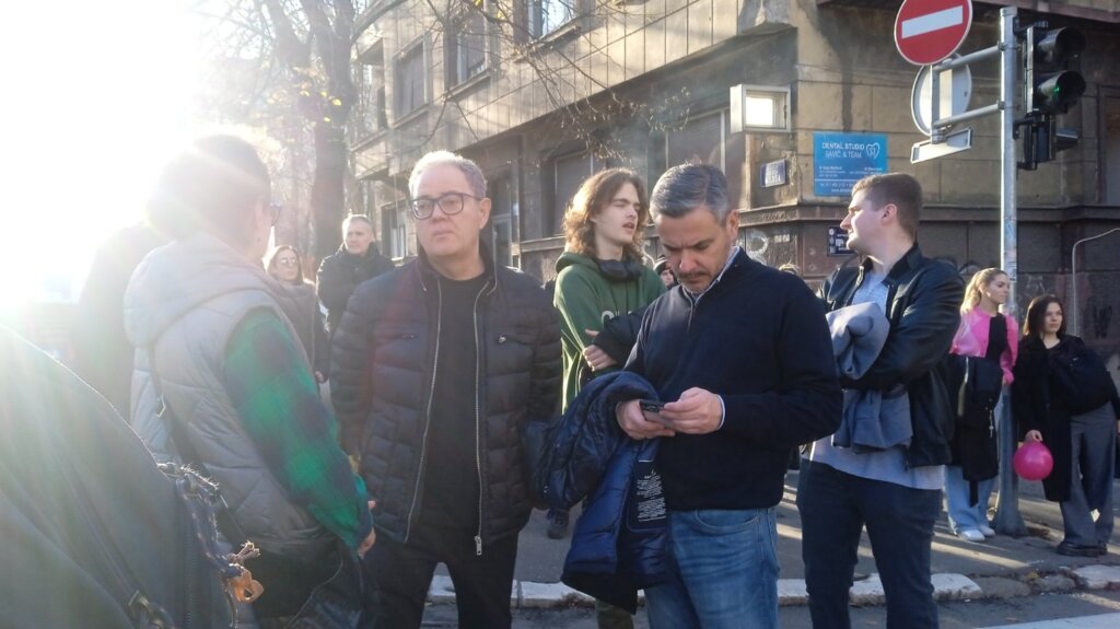 Osmi protest opozicije završen ispred Policijske uprave Grada Beograda: "Nećemo nijednog građanina ostaviti na milost i nemilost Vučićevoj policiji" (VIDEO/FOTO) 14