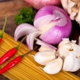 Ovo je jedini ispravan način čuvanja crnog luka, a mnogi nisu znali 1