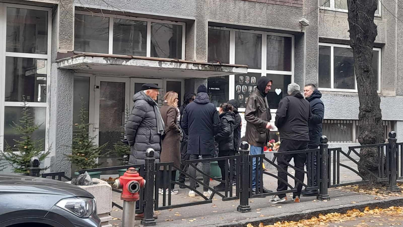 Ispred škole "Vladislav Ribnikar" protest roditelja žrtava (FOTO) 3 Ispred škole "Vladislav Ribnikar" protest roditelja žrtava (FOTO) 3