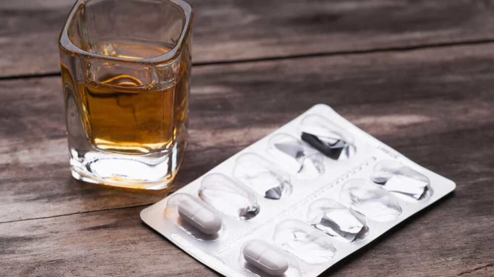 Šta se desi kad se alkohol i antibiotici piju zajedno? Lekar otkrio posledice i koje kombinacije su naročito štetne 1