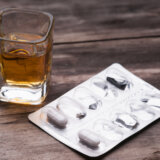 Šta se desi kad se alkohol i antibiotici piju zajedno? Lekar otkrio posledice i koje kombinacije su naročito štetne 1