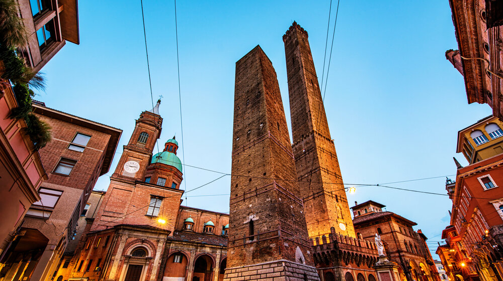 Kosi toranj u Bolonji iz 12. veka preti da se sruši 7