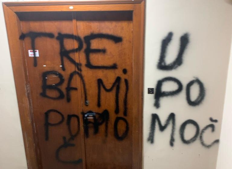 Vandalizovane prostorije Narodne stranke u Beogradu: Crnim sprejom napisano "treba mi pomoć" 1