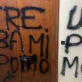 Vandalizovane prostorije Narodne stranke u Beogradu: Crnim sprejom napisano "treba mi pomoć" 1