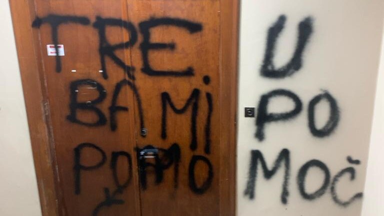 Srđan Milivojević o porukama koje su išarane na vratima više opozicionih stranaka: Rukopis isti, a akcija koordinisana 2