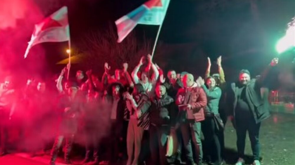 Boško Ničić slavio pobedu SNS u Zaječaru uz baklje i vatromet 1
