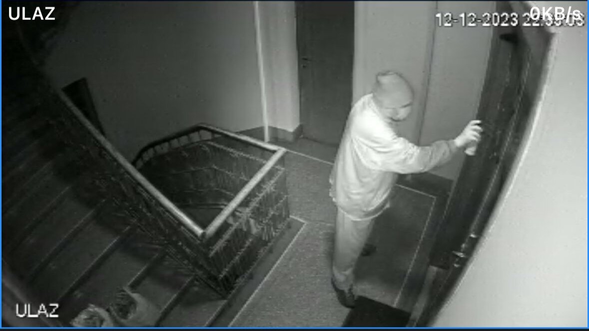 Vandalizovane prostorije Narodne stranke u Beogradu: Crnim sprejom napisano "treba mi pomoć" 2