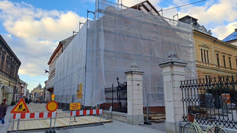 Promenjena tabla na gradilištu Parohijskog doma u Novom Sadu: Umesto "rušenja" sada piše "rekonstrukcija" 1
