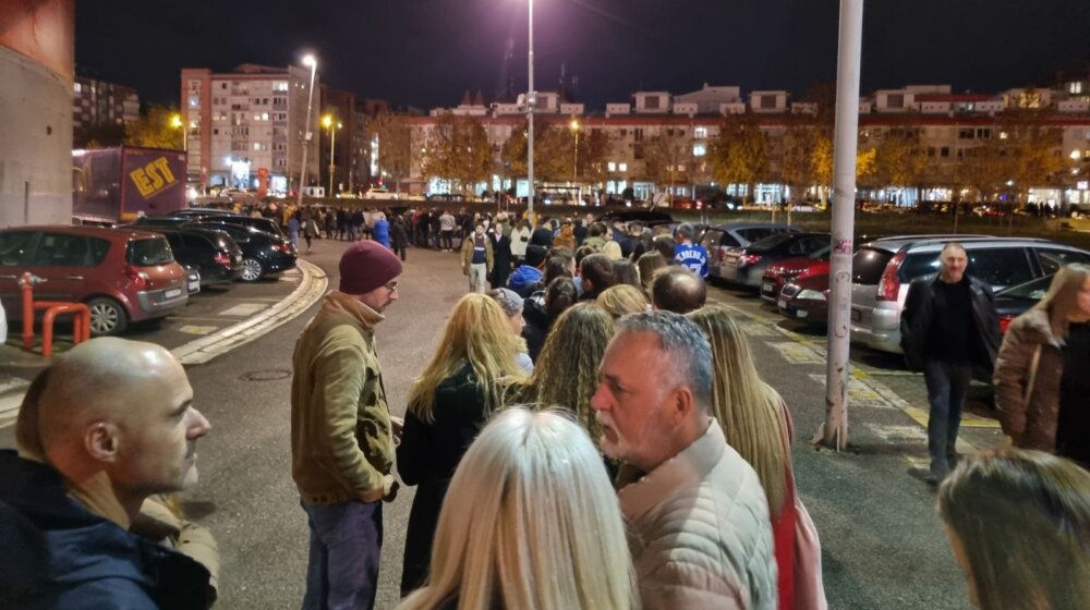 Redari i obezbeđenje vređali i pretili: Veliki redovi za koncert Brajana Adamsa u Areni zbog propusta organizatora 1