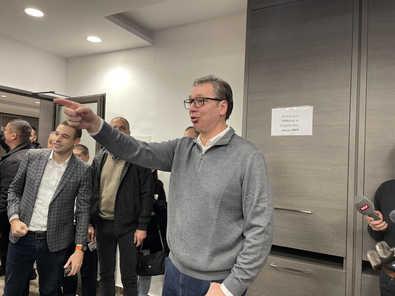 Izbori u fotografijama: Kako je teklo glasanje na biračkim mestima u Srbiji (FOTO) 29