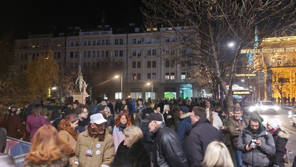 Završen protest ispred sedišta RIK-a u Beogradu: Manje incidenata nego juče, pridružio se ProGlas, protesti se nastavljaju do ispunjenja zahteva (VIDEO, FOTO) 2