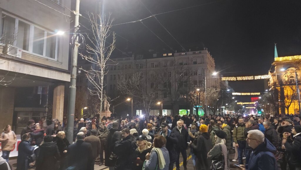 Završen protest ispred sedišta RIK-a u Beogradu: Manje incidenata nego juče, pridružio se ProGlas, protesti se nastavljaju do ispunjenja zahteva (VIDEO, FOTO) 3
