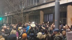 Završen protest ispred sedišta RIK-a u Beogradu: Manje incidenata nego juče, pridružio se ProGlas, protesti se nastavljaju do ispunjenja zahteva (VIDEO, FOTO) 5