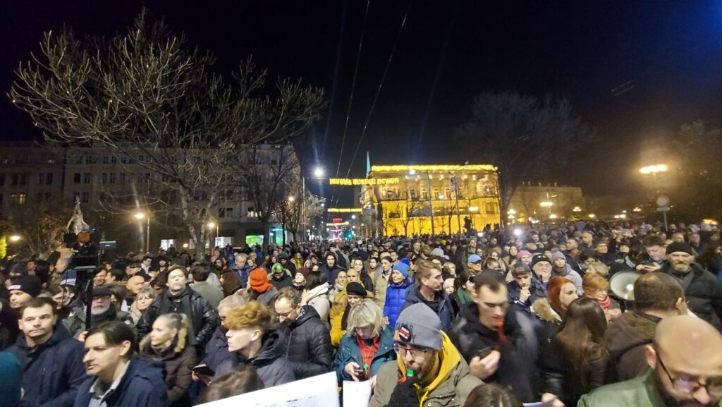 Završen protest ispred sedišta RIK-a u Beogradu: Manje incidenata nego juče, pridružio se ProGlas, protesti se nastavljaju do ispunjenja zahteva (VIDEO, FOTO) 7