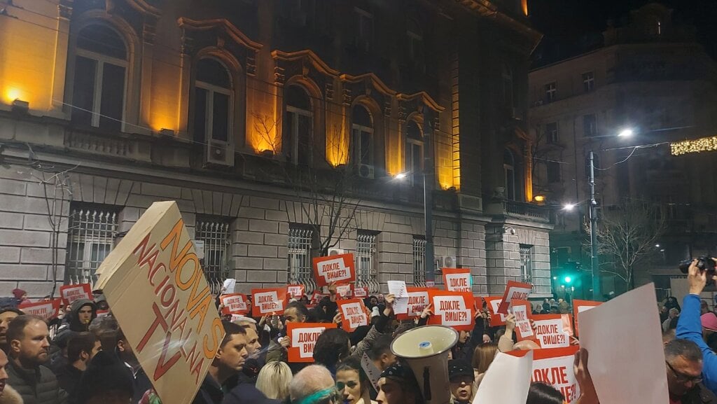 Završen protest ispred sedišta RIK-a u Beogradu: Manje incidenata nego juče, pridružio se ProGlas, protesti se nastavljaju do ispunjenja zahteva (VIDEO, FOTO) 8