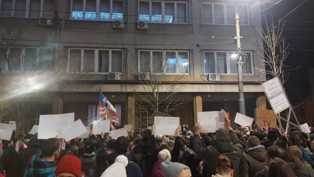 Završen protest ispred sedišta RIK-a u Beogradu: Manje incidenata nego juče, pridružio se ProGlas, protesti se nastavljaju do ispunjenja zahteva (VIDEO, FOTO) 9