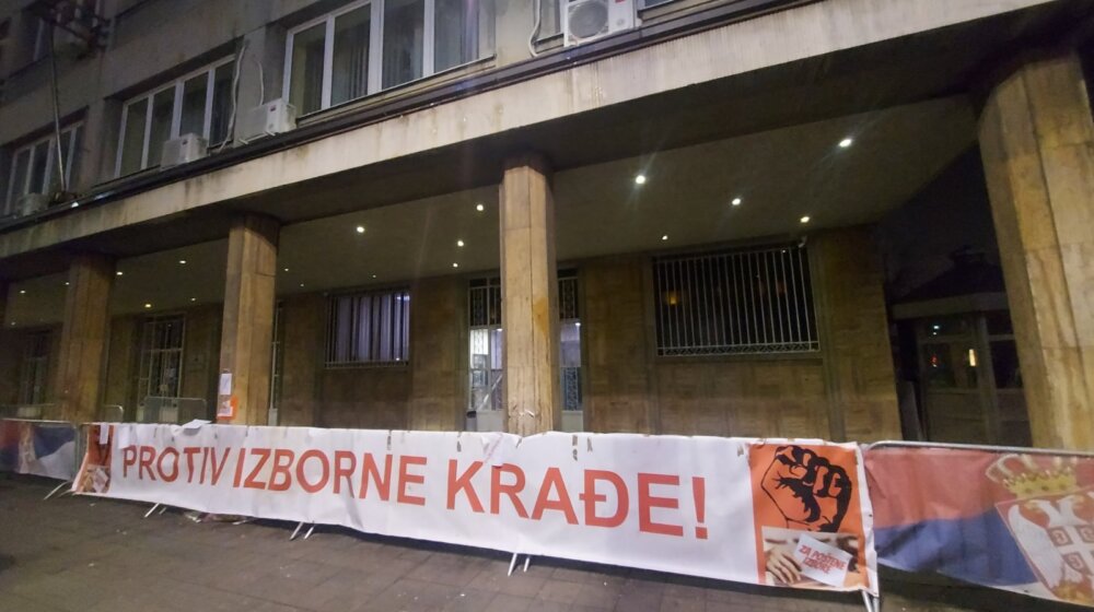 Jutarnji list o protestima ispred RIK-a: Kriza u Srbiji 1