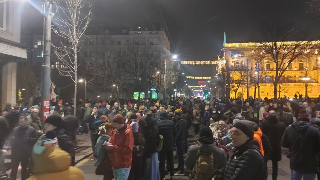 Završen treći protest ispred RIK-a: Najavljene blokade od ponedeljka, Aleksić poručio da će tražiti poništavanje izbora na svim nivoima (VIDEO, FOTO) 6