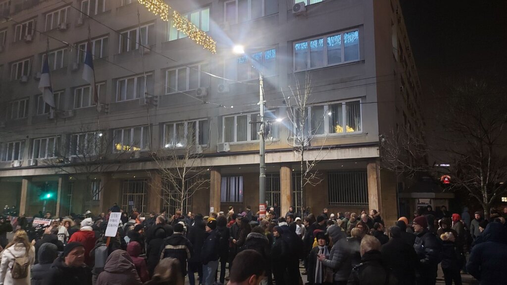 Završen treći protest ispred RIK-a: Najavljene blokade od ponedeljka, Aleksić poručio da će tražiti poništavanje izbora na svim nivoima (VIDEO, FOTO) 4 Završen treći protest ispred RIK-a: Najavljene blokade od ponedeljka, Aleksić poručio da će tražiti poništavanje izbora na svim nivoima (VIDEO, FOTO) 5