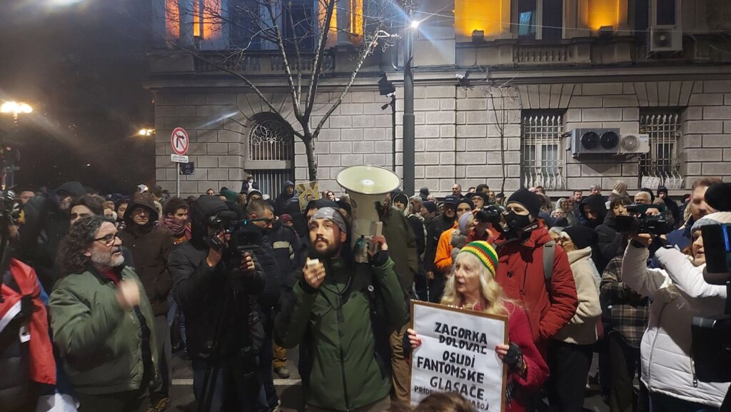 Završen treći protest ispred RIK-a: Najavljene blokade od ponedeljka, Aleksić poručio da će tražiti poništavanje izbora na svim nivoima (VIDEO, FOTO) 3 Završen treći protest ispred RIK-a: Najavljene blokade od ponedeljka, Aleksić poručio da će tražiti poništavanje izbora na svim nivoima (VIDEO, FOTO) 4