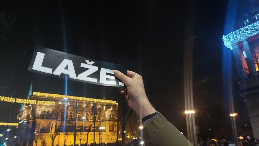 Završen treći protest ispred RIK-a: Najavljene blokade od ponedeljka, Aleksić poručio da će tražiti poništavanje izbora na svim nivoima (VIDEO, FOTO) 2 Završen treći protest ispred RIK-a: Najavljene blokade od ponedeljka, Aleksić poručio da će tražiti poništavanje izbora na svim nivoima (VIDEO, FOTO) 3