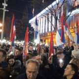 Hrvatski Index: Opozicija i građani u Srbiji provaljuju u zgradu Skupštine, policija bacila suzavac 1