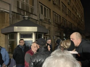 viber_image_2023-12-26_18-16-53-589 Završen deveti protest koalicije "Srbija protiv nasilja": Građani pozvani da se pridruže studentima sutra u 12 na platou ispred Filozofskog fakulteta (VIDEO,FOTO) 11