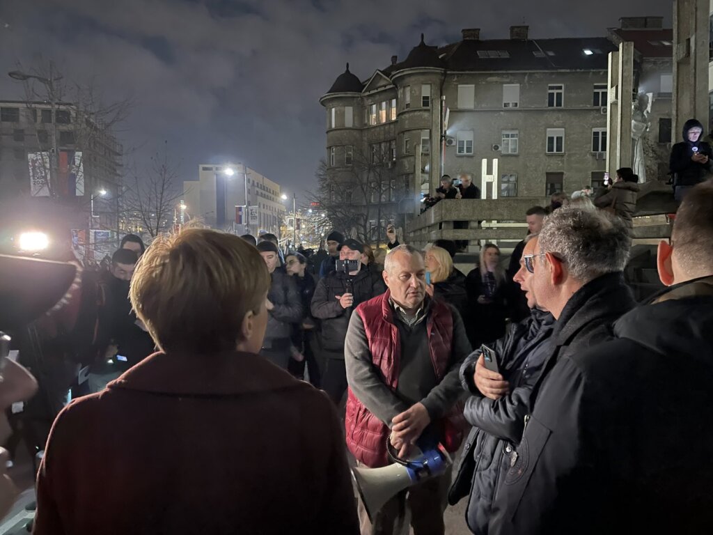 Završen deveti protest koalicije "Srbija protiv nasilja": Građani pozvani da se pridruže studentima sutra u 12 na platou ispred Filozofskog fakulteta (VIDEO,FOTO) 3 Završen deveti protest koalicije "Srbija protiv nasilja": Građani pozvani da se pridruže studentima sutra u 12 na platou ispred Filozofskog fakulteta (VIDEO,FOTO) 3