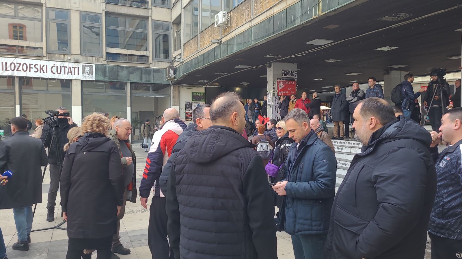 Mladi aktivisti izveli niz protestnih akcija u Beogradu: Najavljena blokada saobraćaja za petak u trajanju od 24 časa (VIDEO, FOTO) 11
