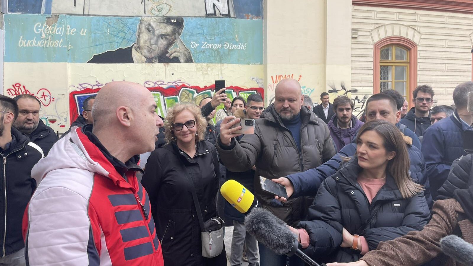 Mladi aktivisti izveli niz protestnih akcija u Beogradu: Najavljena blokada saobraćaja za petak u trajanju od 24 časa (VIDEO, FOTO) 10
