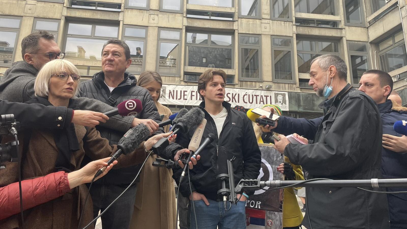 Mladi aktivisti izveli niz protestnih akcija u Beogradu: Najavljena blokada saobraćaja za petak u trajanju od 24 časa (VIDEO, FOTO) 9