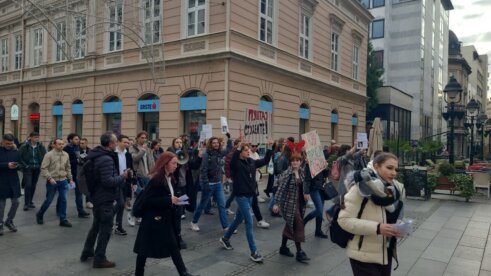 Mladi aktivisti izveli niz protestnih akcija u Beogradu: Najavljena blokada saobraćaja za petak u trajanju od 24 časa (VIDEO, FOTO) 5