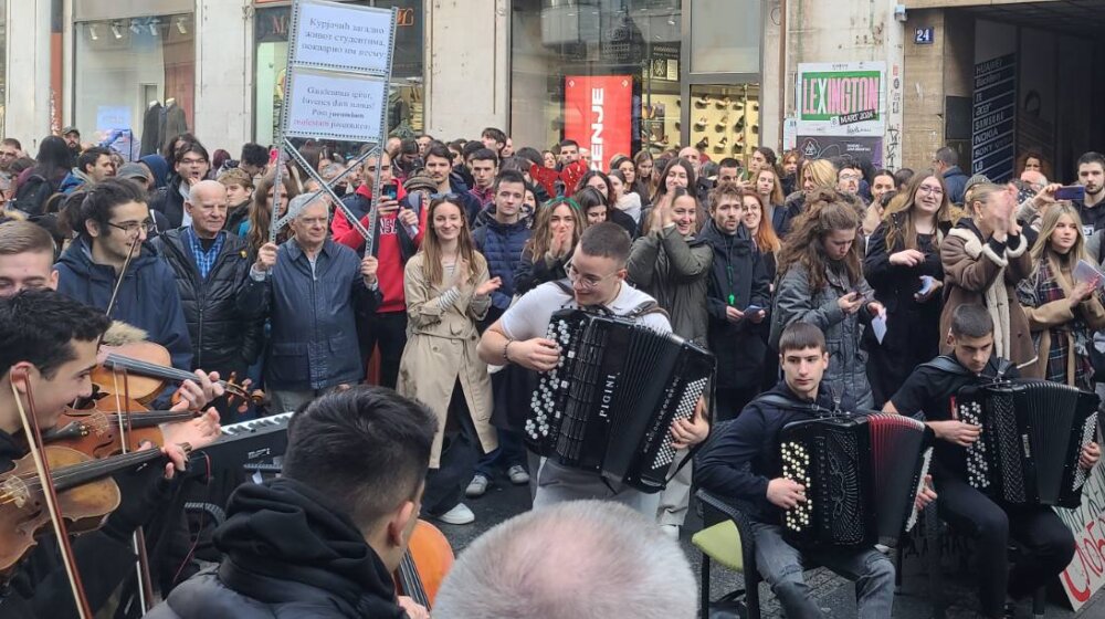 Mladi aktivisti izveli niz protestnih akcija u Beogradu: Najavljena blokada saobraćaja za petak u trajanju od 24 časa (VIDEO, FOTO) 1