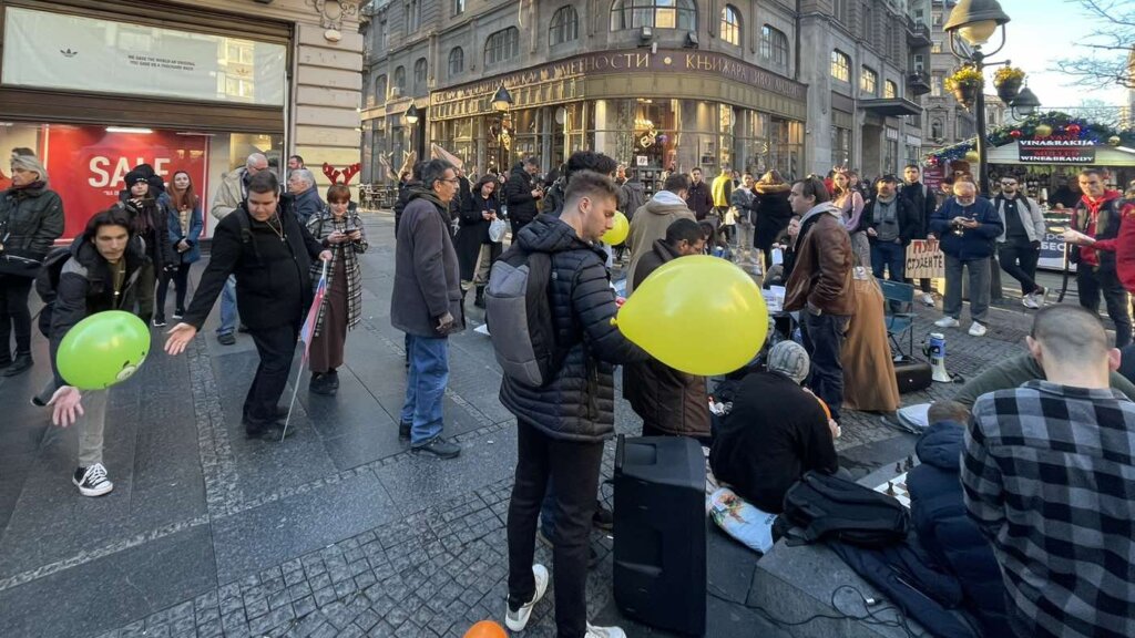 Mladi aktivisti izveli niz protestnih akcija u Beogradu: Najavljena blokada saobraćaja za petak u trajanju od 24 časa (VIDEO, FOTO) 2