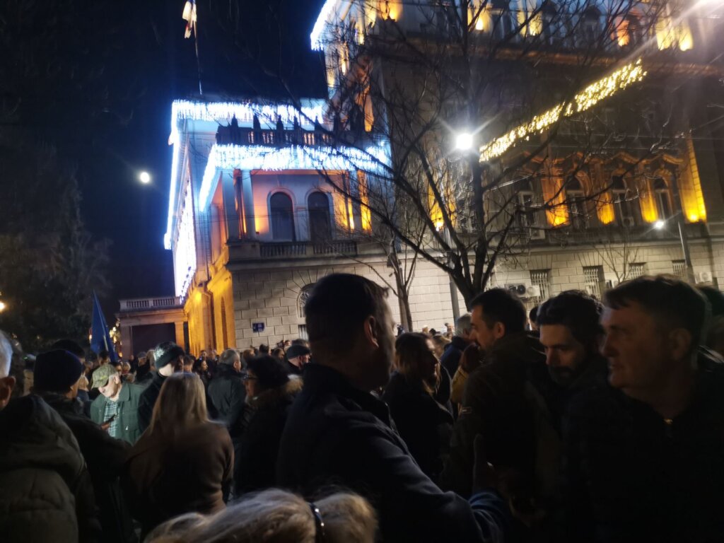Završen 10. protest koalicije "Srbija protiv nasilja": Lazović ispred RTS-a pozvao građane na protest ProGlasa u subotu kod Terazijske česme (VIDEO, FOTO) 3