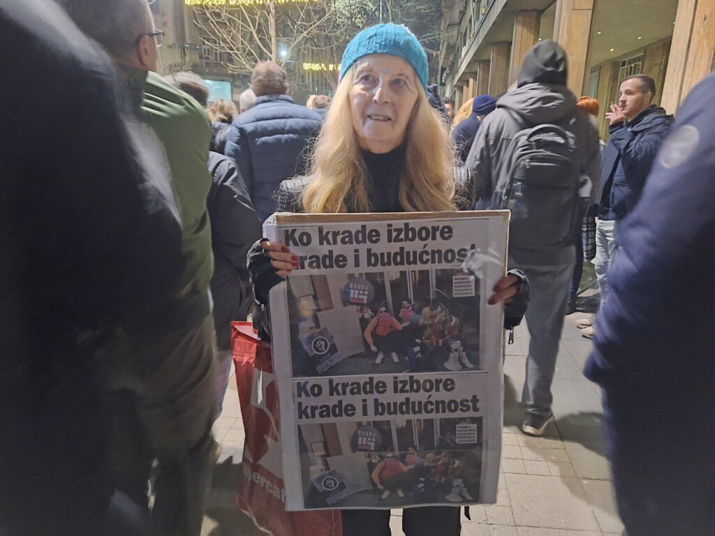 Završen 10. protest koalicije "Srbija protiv nasilja": Lazović ispred RTS-a pozvao građane na protest ProGlasa u subotu kod Terazijske česme (VIDEO, FOTO) 2 Završen 10. protest koalicije "Srbija protiv nasilja": Lazović ispred RTS-a pozvao građane na protest ProGlasa u subotu kod Terazijske česme (VIDEO, FOTO) 2