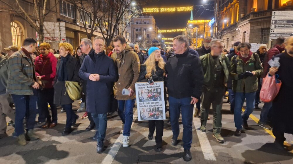 Završen 10. protest koalicije "Srbija protiv nasilja": Lazović ispred RTS-a pozvao građane na protest ProGlasa u subotu kod Terazijske česme (VIDEO, FOTO) 1