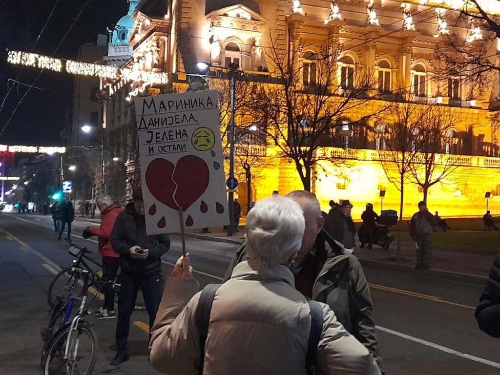 Završen 11. protest koalicije "Srbija protiv nasilja": Ispred RTS-a održan 'Slobodni dnevnik' , ispred RIK-a aplauz za Mariniku (VIDEO, FOTO) 15