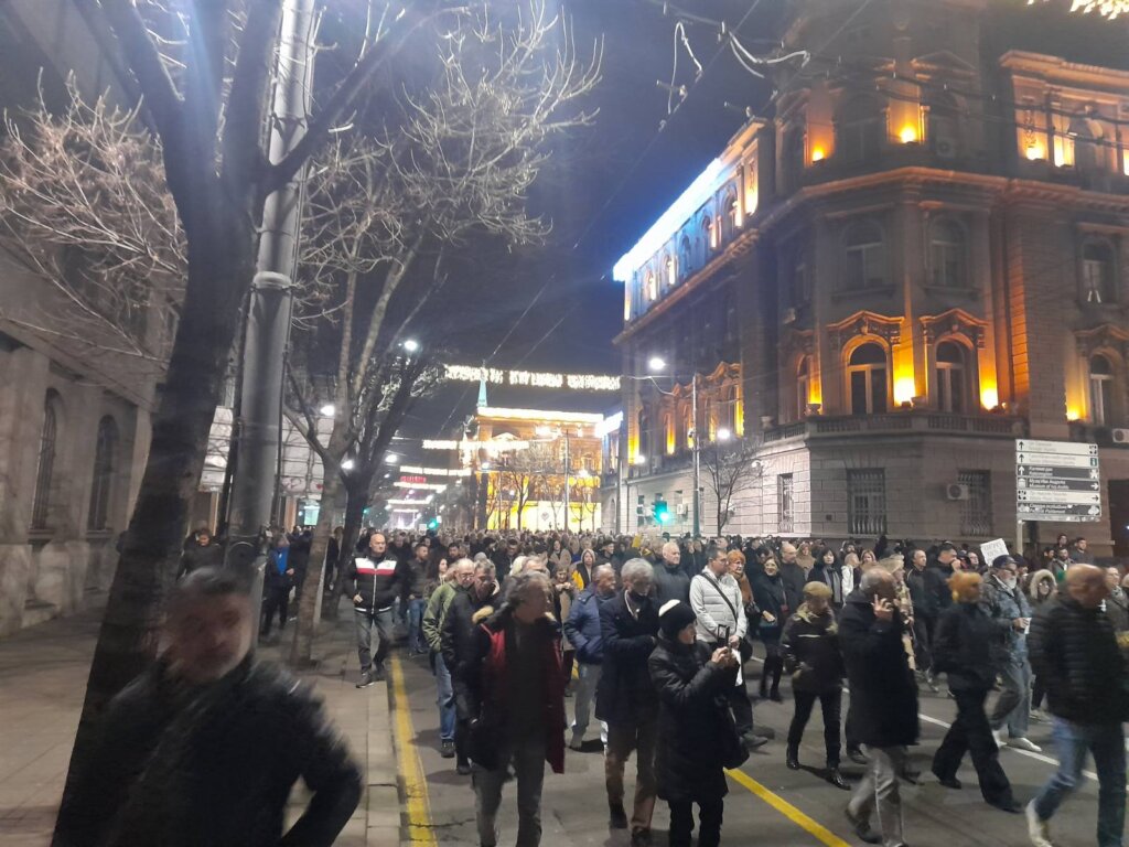Završen 11. protest koalicije "Srbija protiv nasilja": Ispred RTS-a održan 'Slobodni dnevnik' , ispred RIK-a aplauz za Mariniku (VIDEO, FOTO) 14