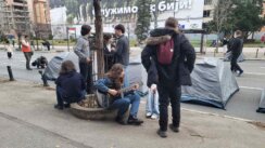 Blokada u trajanju od 24 časa: Na ulici formiran „kamp“, studenti ostaju napolju celu noć, tokom večeri posetio ih Zoran Kesić (VIDEO, FOTO) 12