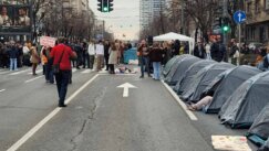 Blokada u trajanju od 24 časa: Na ulici formiran „kamp“, studenti ostaju napolju celu noć, tokom večeri posetio ih Zoran Kesić (VIDEO, FOTO) 13