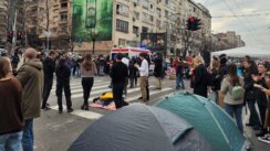 Blokada u trajanju od 24 časa: Na ulici formiran „kamp“, studenti ostaju napolju celu noć, tokom večeri posetio ih Zoran Kesić (VIDEO, FOTO) 14