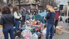 Blokada u trajanju od 24 časa: Na ulici formiran „kamp“, studenti ostaju napolju celu noć, tokom večeri posetio ih Zoran Kesić (VIDEO, FOTO) 15
