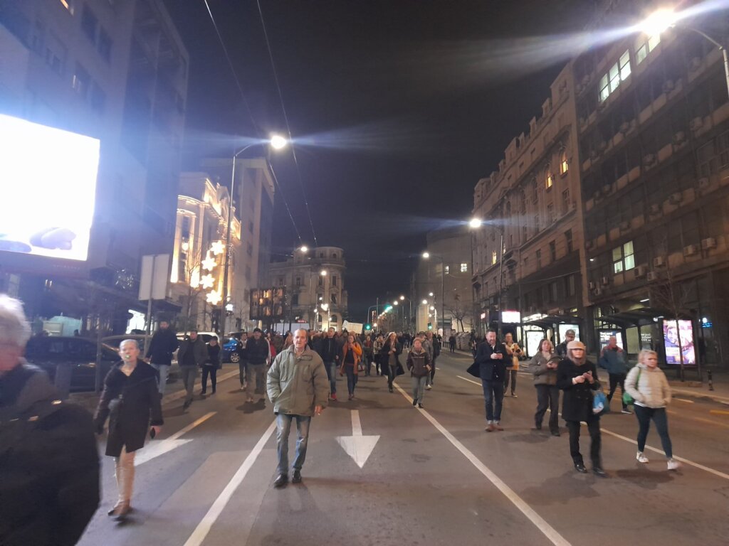 Blokada u trajanju od 24 časa: Na ulici formiran „kamp“, studenti ostaju napolju celu noć, tokom večeri posetio ih Zoran Kesić (VIDEO, FOTO) 7